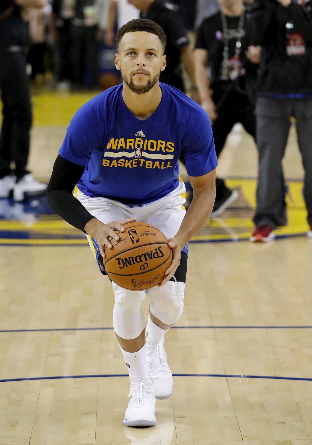 帮助湖人以 帮助湖人以